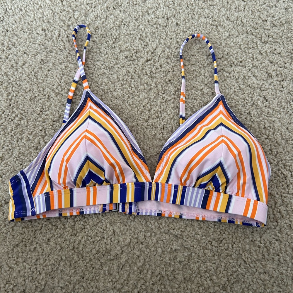 bikini top barely worn!!